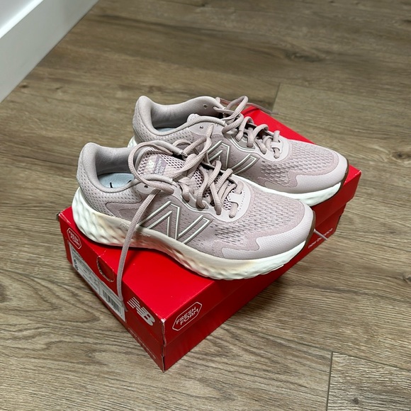 New Balance (WEVOZCN1) Runners Sz 6 - Picture 1 of 4